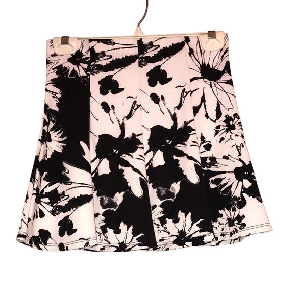 NWT Black White Floral Skater Skirt Small Pleated A-Line Mini Skirt Chic - Picture 2 of 4